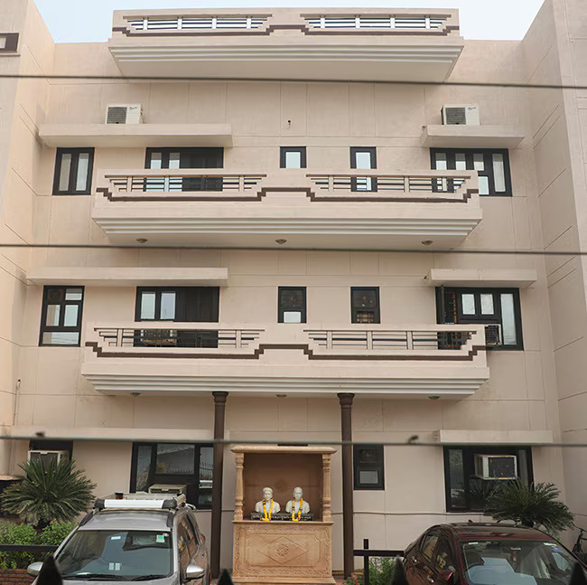about2 Dhanuka Ashram room price and booking information